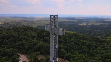 drone giratorio filmado alrededor de la cruz de santa ana en la provincia de misiones en argentina