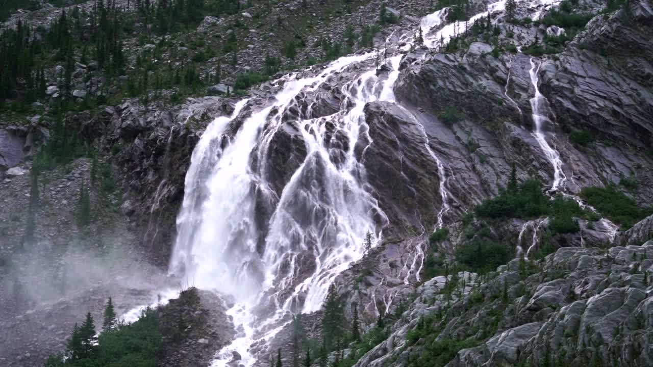 imágenes de una enorme cascada en el parque nacional de los glaciares, bc, canadá