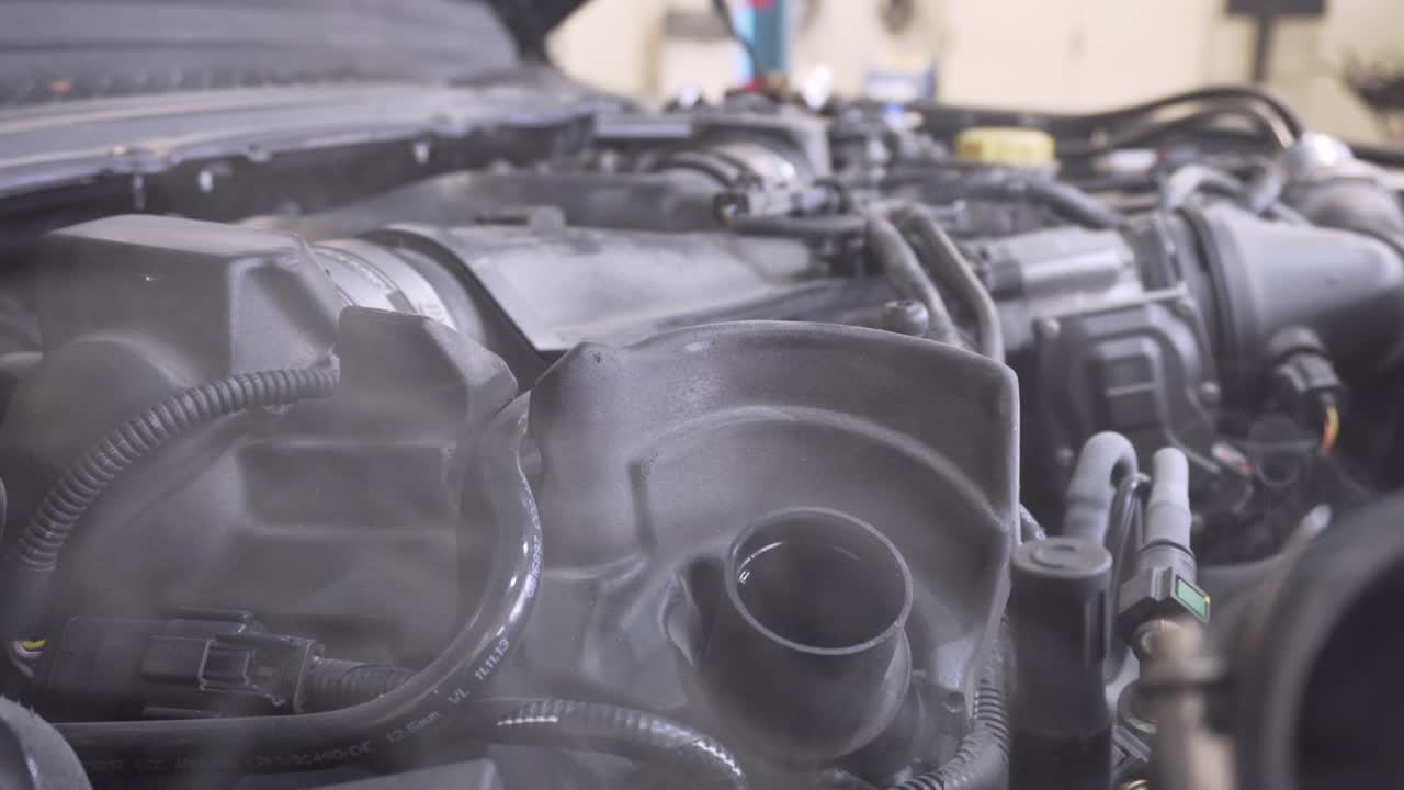 motor de coche está empezando a fumar y quemar