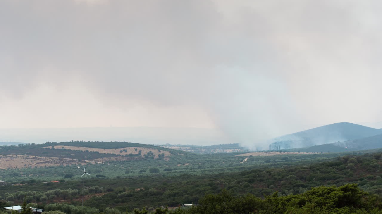 4K Bosbrand Timelapse video Rook Grote natuurbrand Brede opname Griekenland Zomer.