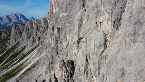 Luftumlauf-Von-Scharfen-Felsen-Entlang-Des-Bergrückens-Der-Dolomiten-An-Einem-Sonnigen-Sommertag