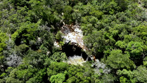 Waterfall-valley-of-butterflies-in-São-Thomé-das-Letras,-Minas-Gerais,-Brazil