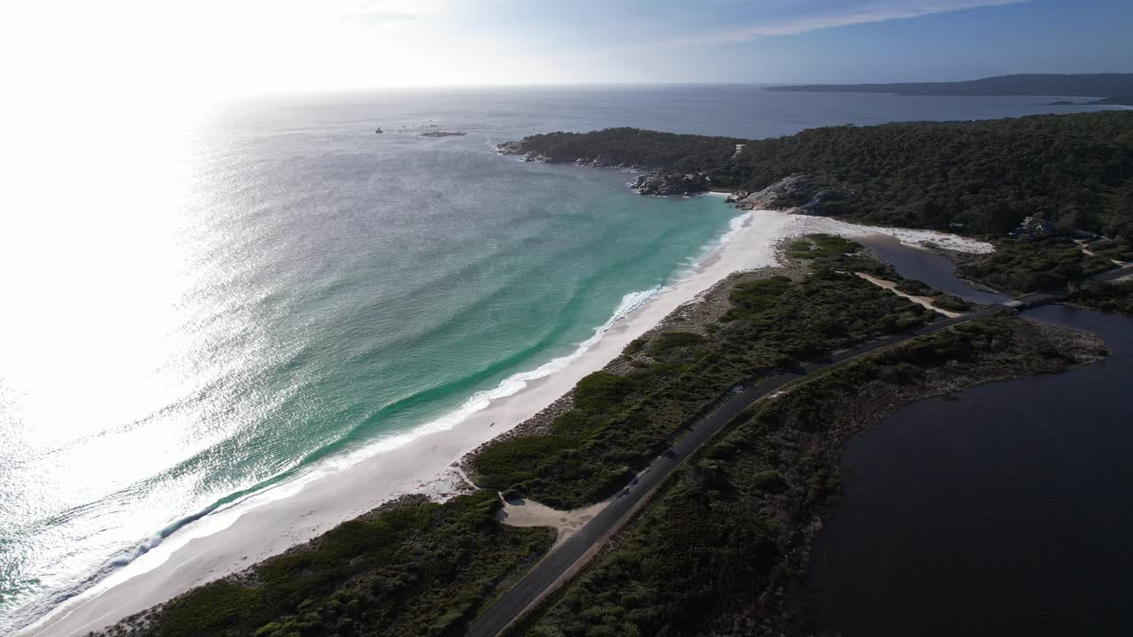 Taylors Beach con laguna Sloop nei giardini, Tasmania, Australia - Scatto con drone