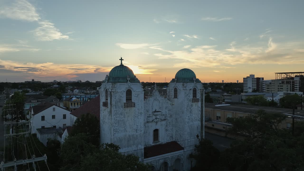 vista aérea de una iglesia cerrada en los suburbios de nueva orleans al atardecer