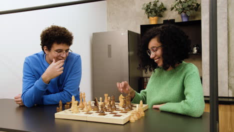 amigos jugando ajedrez