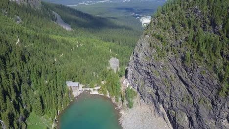 Antena:-La-Casa-De-Té-Del-Lago-Agnes-Domina-El-Lago-Louise,-El-Parque-Nacional-De-Banff