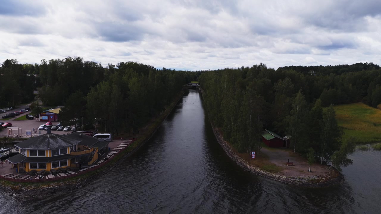 Ilmakuva dronella Vääksyn kanavaa pitkin Asikkalassa Suomessa, historiallinen sisävesisulku.