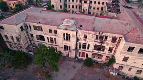 Aerial-orbit-of-the-building-of-the-former-maternity-of-the-Barros-Luco-hospital,-abandoned-and-being-a-focus-of-insecurity,-decaying-structure---Santiago-Chile