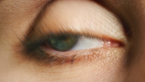 zoom de primer plano de la chica de ojo azul