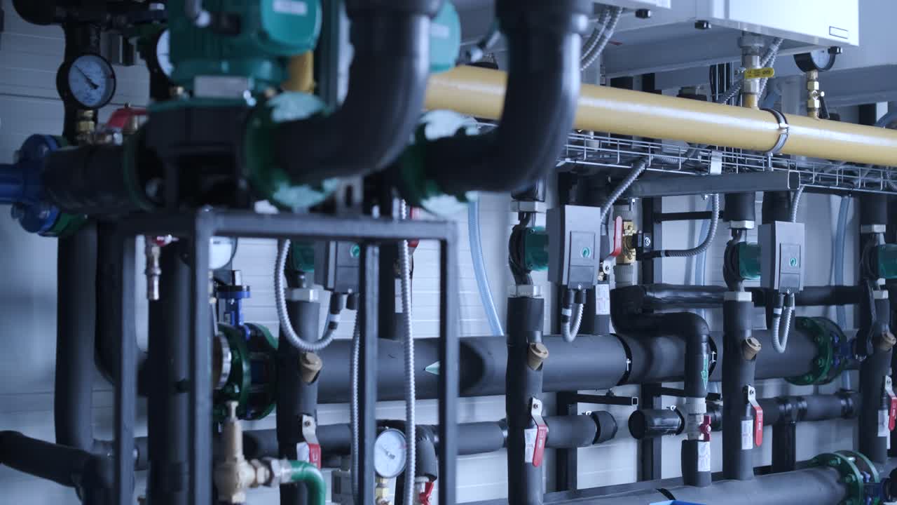 moderna sala de calderas de gas industriales equipadas para el proceso de calefacción. calderas, tuberías y válvulas de gas de calentamiento.
