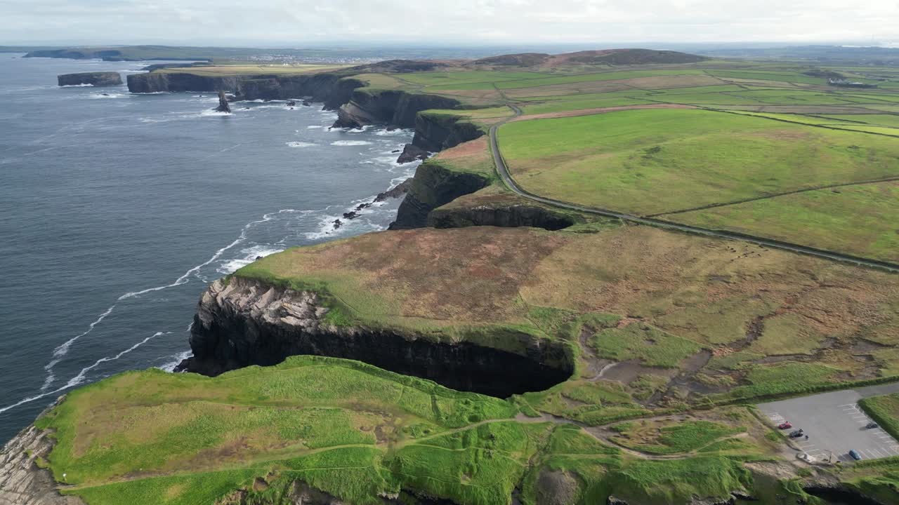 tomada aérea de drones de los campos rurales de los acantilados de kilkee en irlanda en el condado de clare