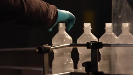 Leere-Plastikflaschen-Werden-Auf-Ein-Fabrikförderband-Gelegt,-Damit-Sie-Mit-Essig-Gefüllt-Werden-Können