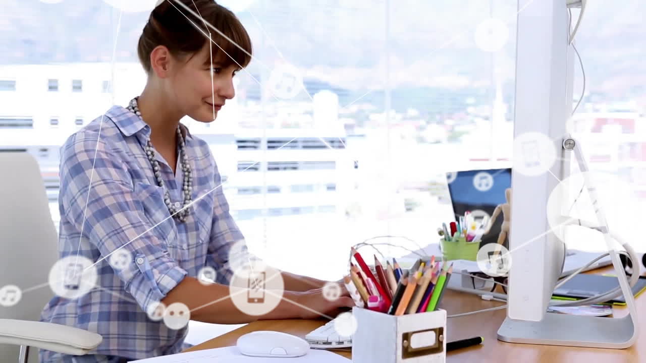 사무실에서 백인 사업가 여성에 대한 장치 아이콘과 연결 네트워크의 애니메이션