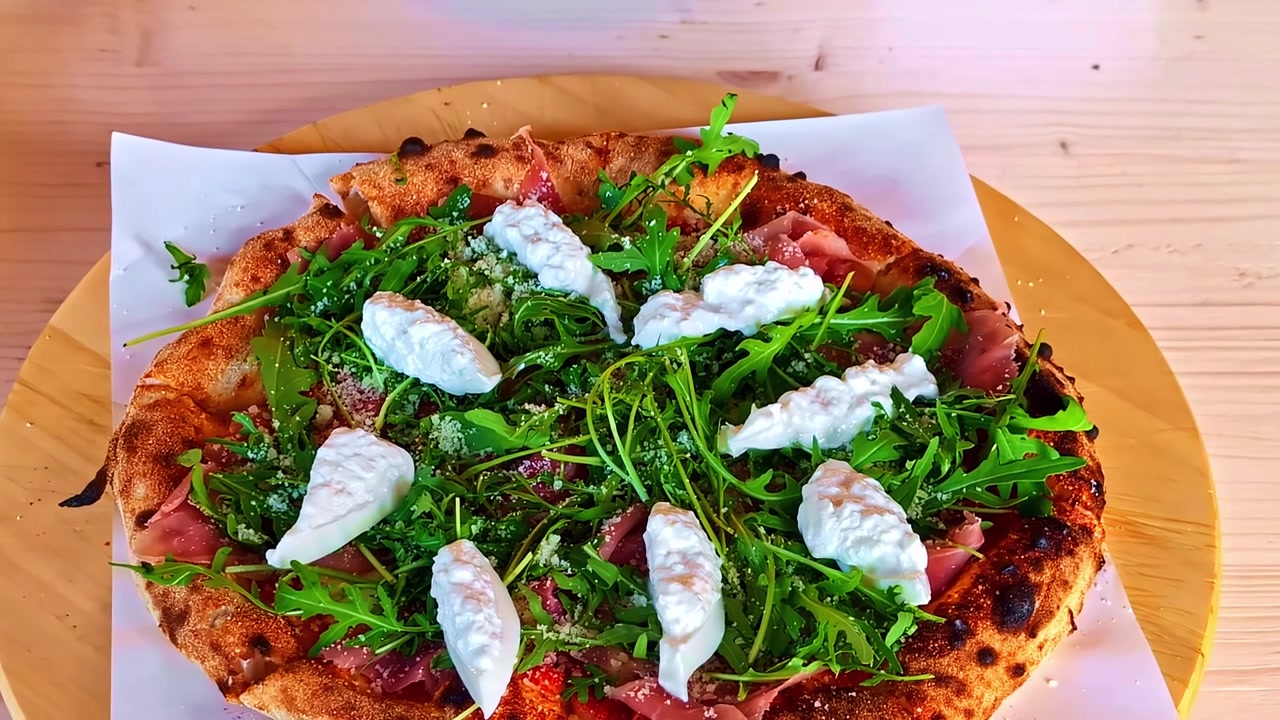Pizza gourmet fresca com rúcula e queijo macio servida em uma mesa de madeira