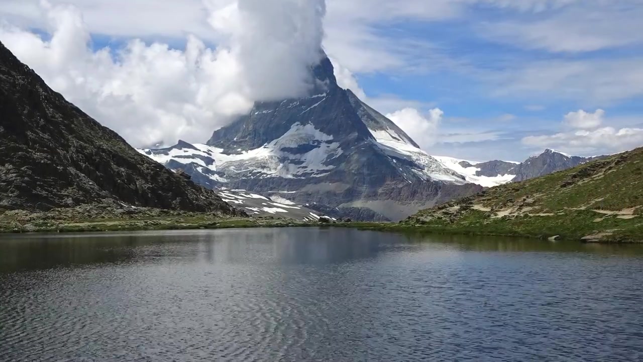 Sommer-timelapse af Matterhorn-bjerget spejlet i søen Stellisee nær Zermatt