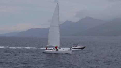 Blick-Auf-Das-Boot,-Das-Bei-Nebligem-Wetter-In-Kroatien-Segelt