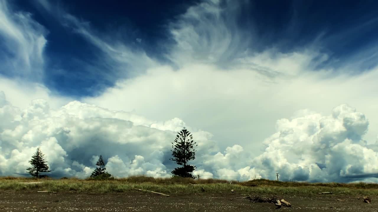 lapso de tiempo que muestra interesantes movimientos de nubes, patrones y movimientos giratorios sobre la playa de otaki, nueva zelanda