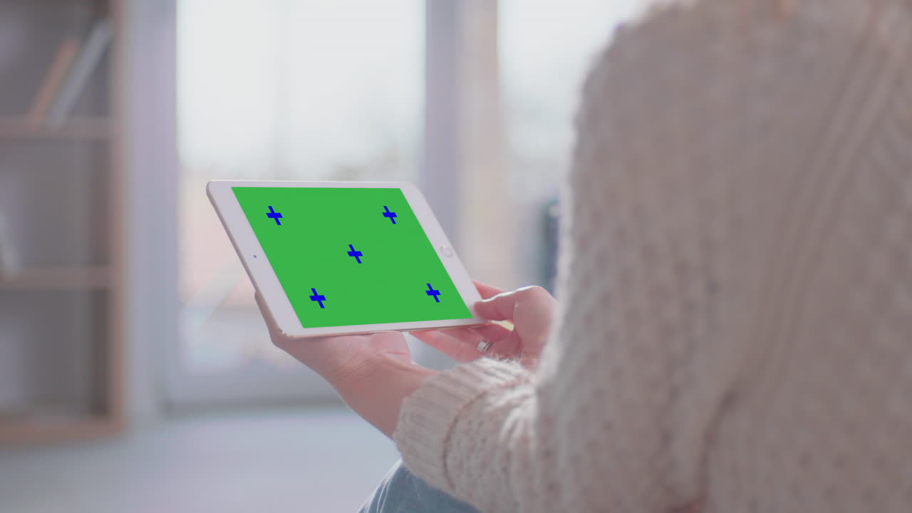 스마트폰으로 보는 젊은 여성