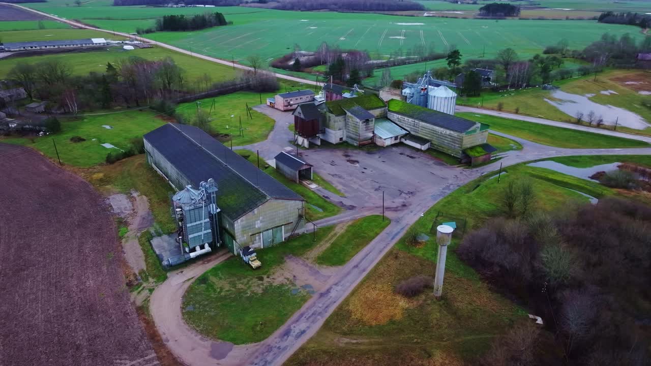 Ripresa aerea di silos per cereali, magazzini e impianti di essiccazione in campagna