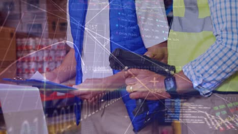 procesamiento de datos financieros contra dos hombres que comprueban el stock en el almacén