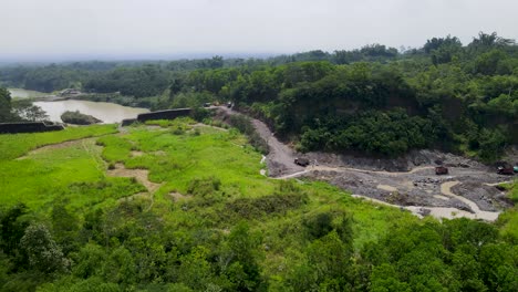 Presa-En-El-Río-Por-Una-Mina-De-Arena-Volcánica-Cerca-Del-Monte-Merapi,-Java-Central,-Vista-Aérea