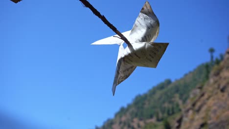 Molinillo-De-Papel-Giratorio-Contra-El-Cielo-Azul-En-Un-Día-Soleado