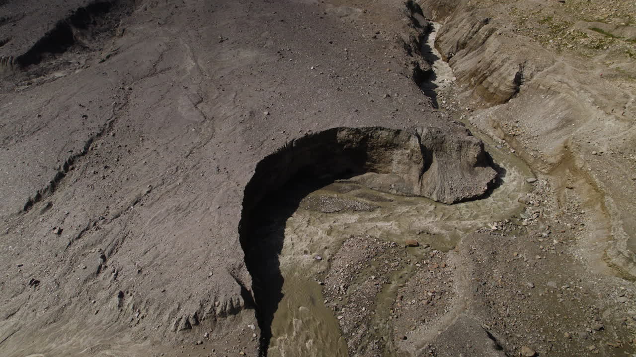 Flyfoto av en grumsete bresjø, morenedekke på breen i Øst-Alpene, alpin innsjøstrøm, Østerrike.