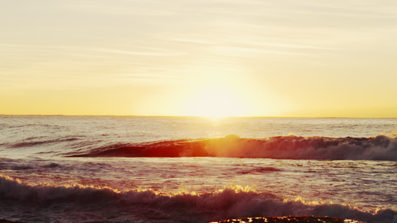 바다 위의 해가 뜨는 것
