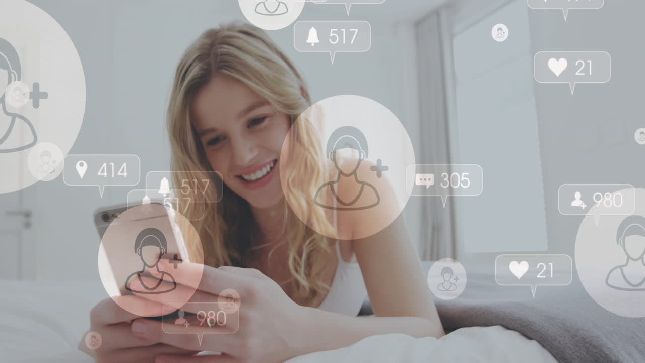 animación de iconos de los medios sobre una mujer caucásica feliz que usa un teléfono inteligente