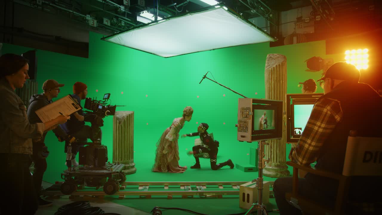 en un gran estudio de cine, un equipo profesional está rodando una película de teatro de vestuario de historia. en el set: dirigiendo una escena en pantalla verde con una hermosa dama con un disfraz renacentista se encuentra con un actor que interpreta a un monstruo.