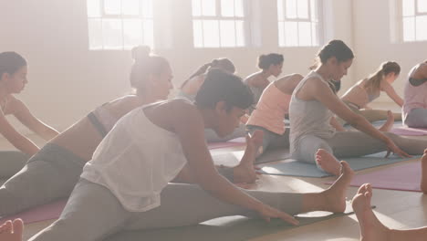 Clase-De-Yoga-De-Hermosas-Mujeres-Multiétnicas-Practican-Pose-De-Gran-Angular-Sentada-De-Lado-Disfrutando-De-Un-Estilo-De-Vida-Saludable-Haciendo-Ejercicio-En-El-Gimnasio-Meditación-Grupal-Al-Amanecer