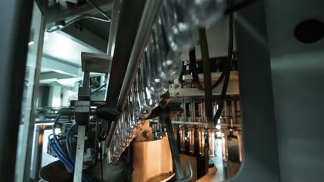 una máquina automática de llenado vierte agua en botellas de plástico en una moderna planta de bebidas