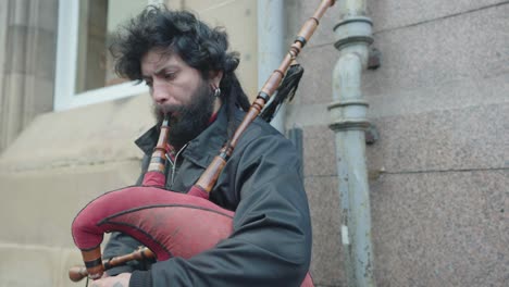 un artista callejero tocando una gaita