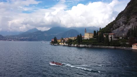 Barcos-Navegando-En-El-Agua-En-El-Lago-De-Como-Cerca-De-Varenna-Y-Bellagio,-Italia