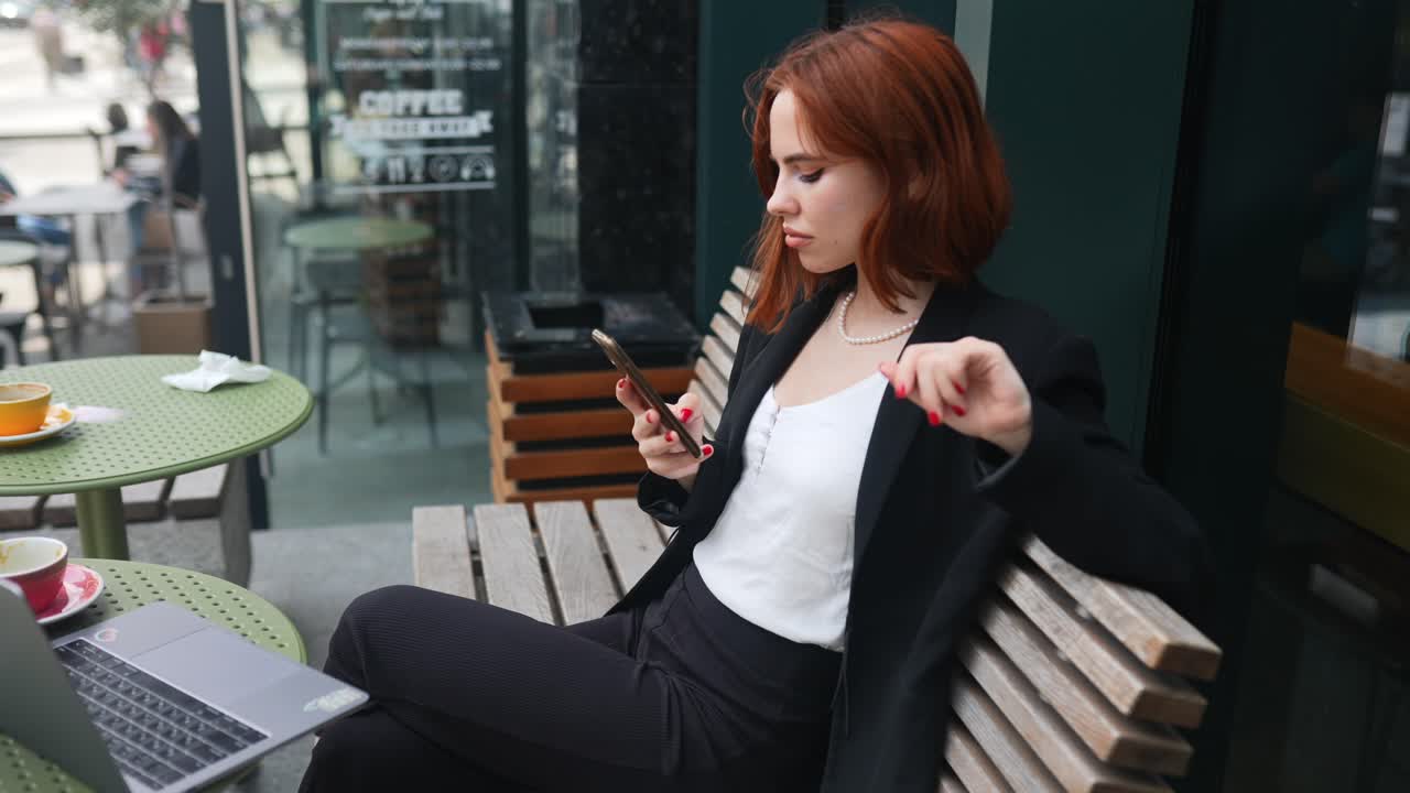 mujer de negocios trabajando al aire libre en un café