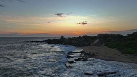 toma de avión no tripulado de la playa en la hora dorada del atardecer
