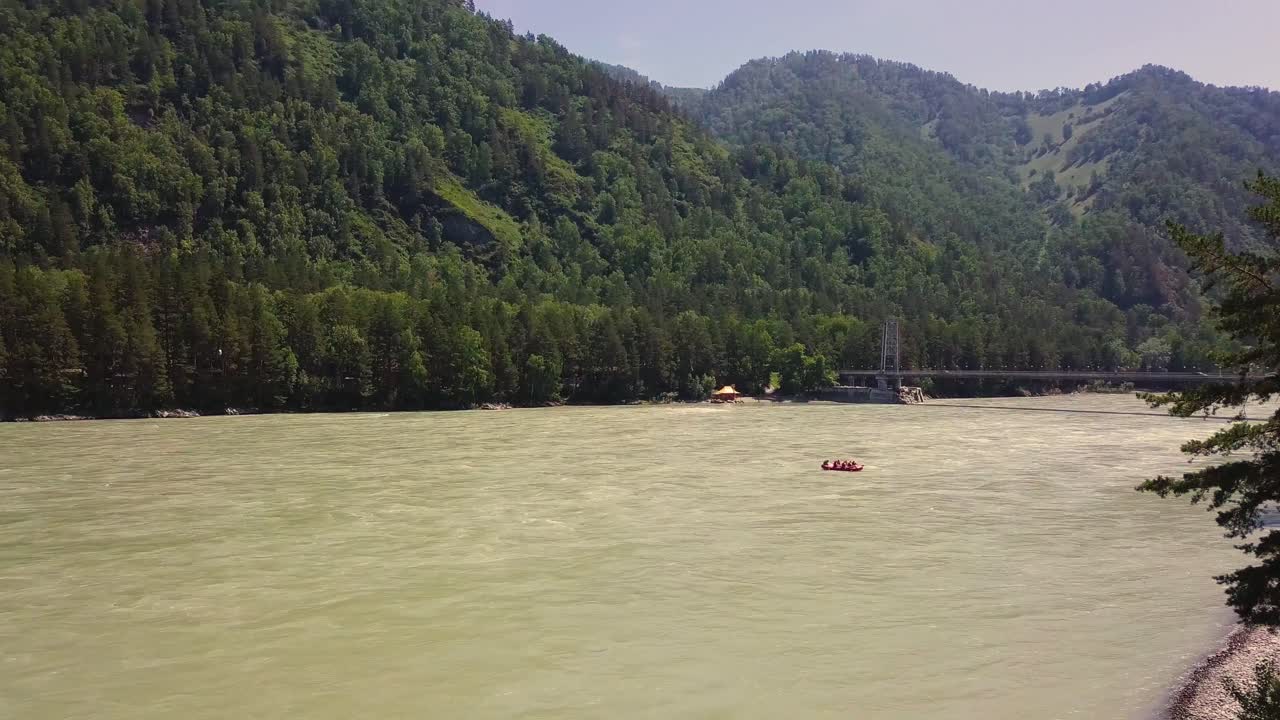 산악 강 위를 날아다니는 항공기 또한 강변에 있는 바위나무 숲의 급류를 볼 수 있습니다.