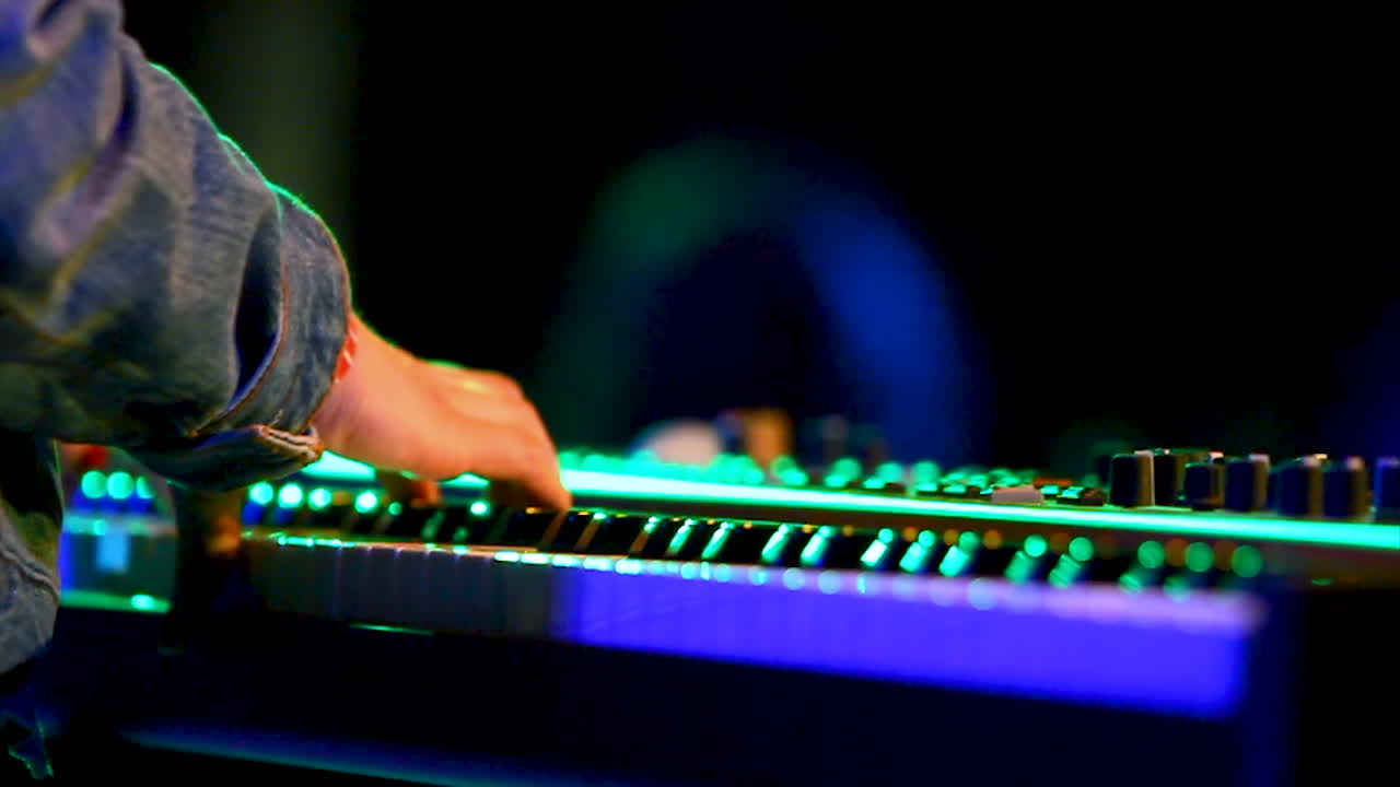 músico tocando el teclado en el escenario_audiencia bailando