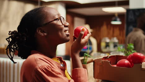 Comprador-Afroamericano-Disfrutando-Del-Aroma-Fresco-De-Los-Tomates-En-La-Tienda