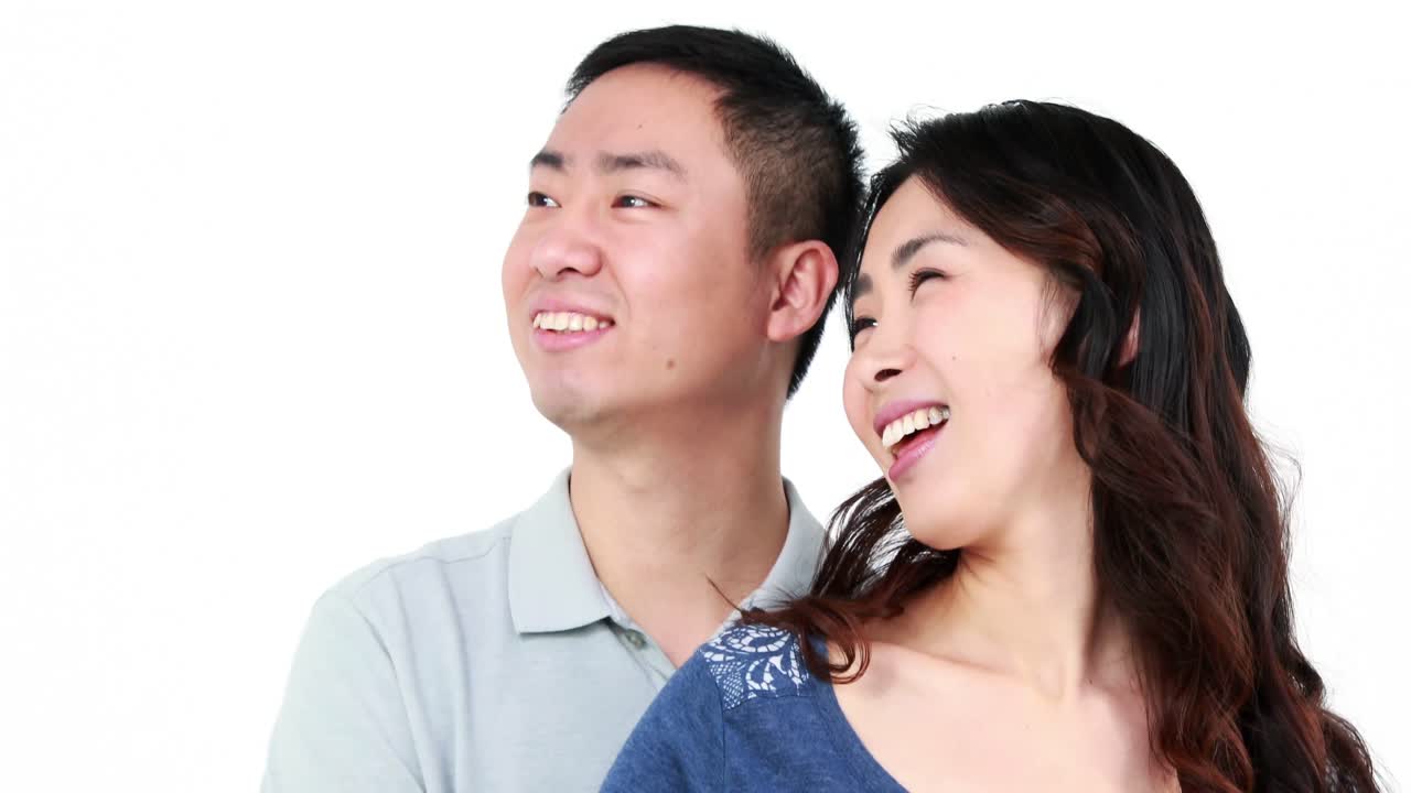 행복한 아시아 커플이 포옹하고 있습니다.