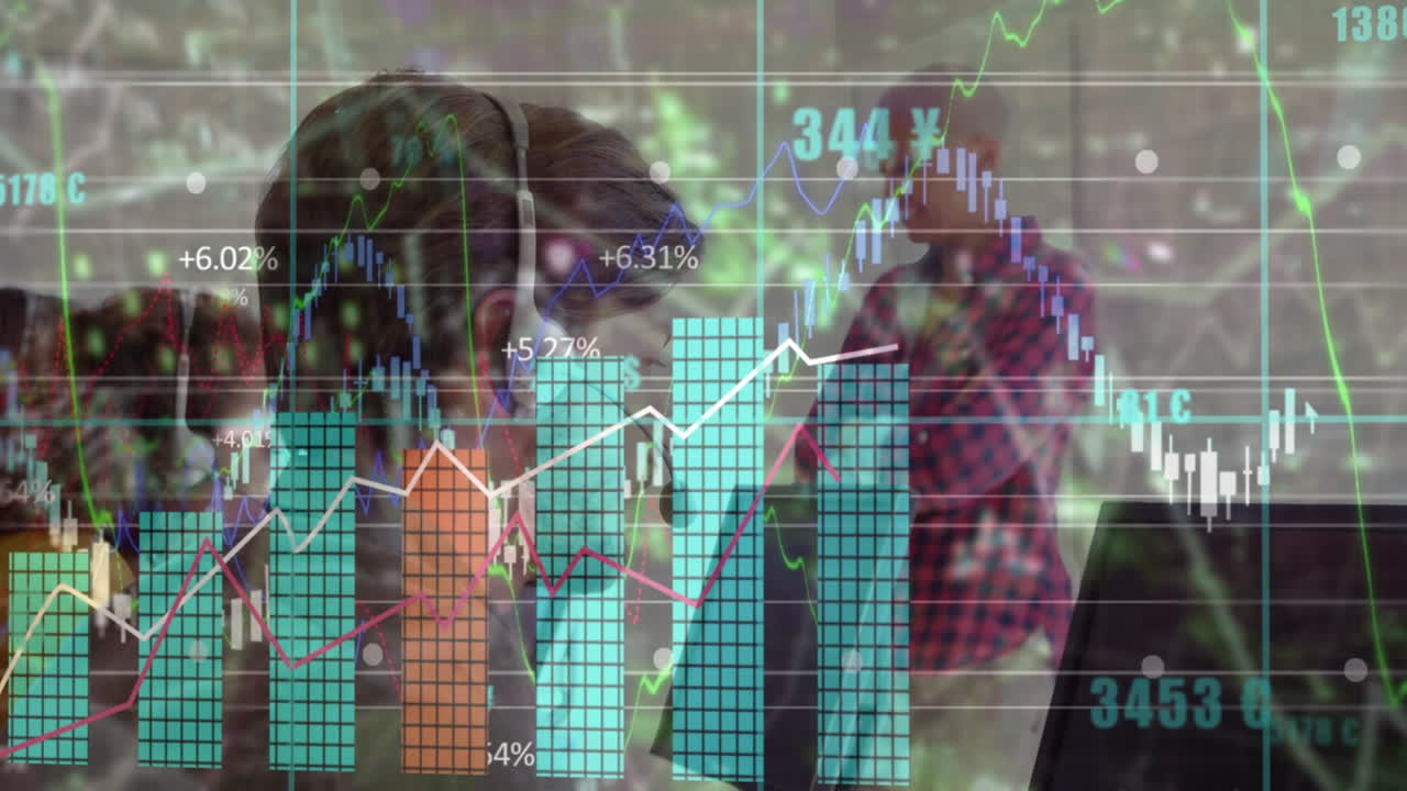 Animación de datos gráficos sobre empresaria caucásica con colegas trabajando en oficina de centro de llamadas