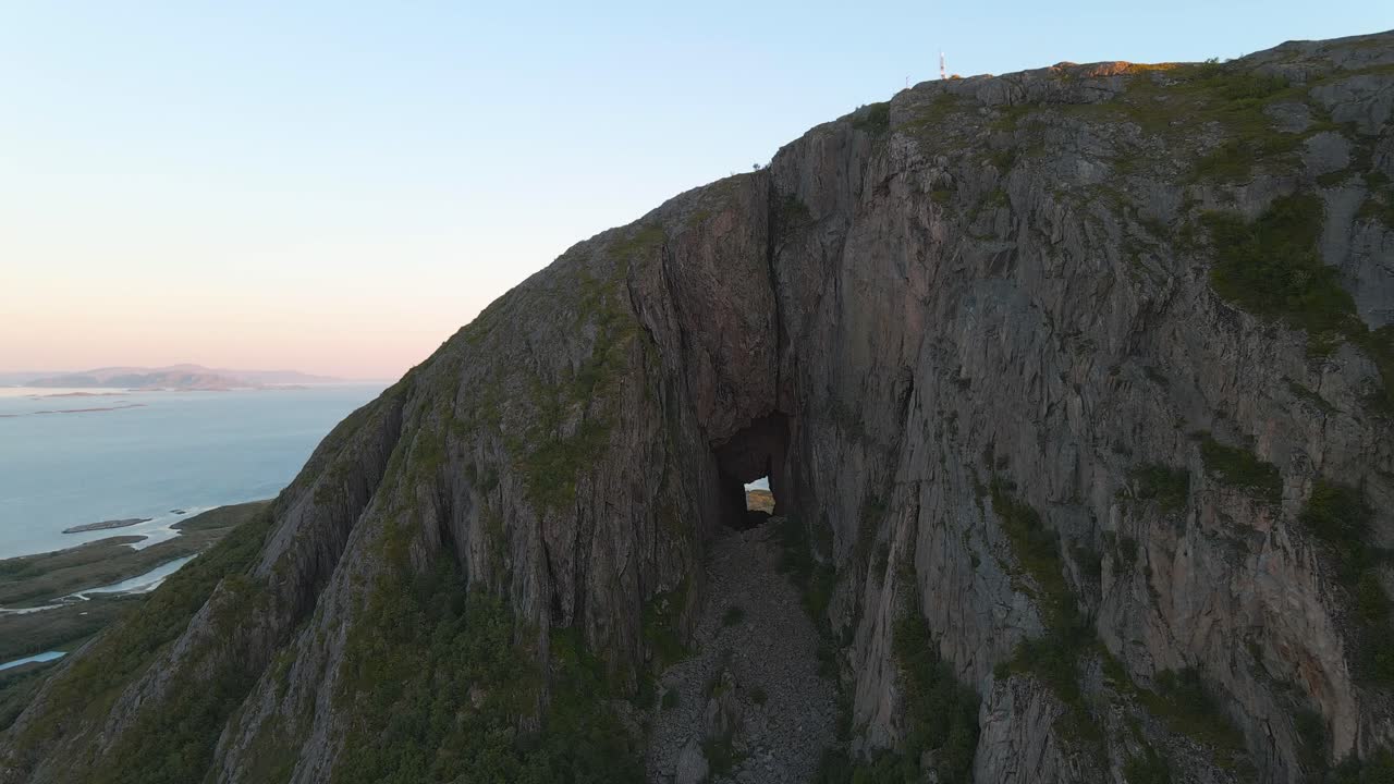 torghatten es una montaña en la isla de torget en el condado de nordland, noruega