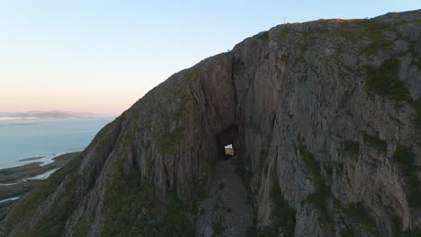 Torghatten-Ist-Ein-Berg-Auf-Der-Insel-Torget-Im-Kreis-Nordland,-Norwegen