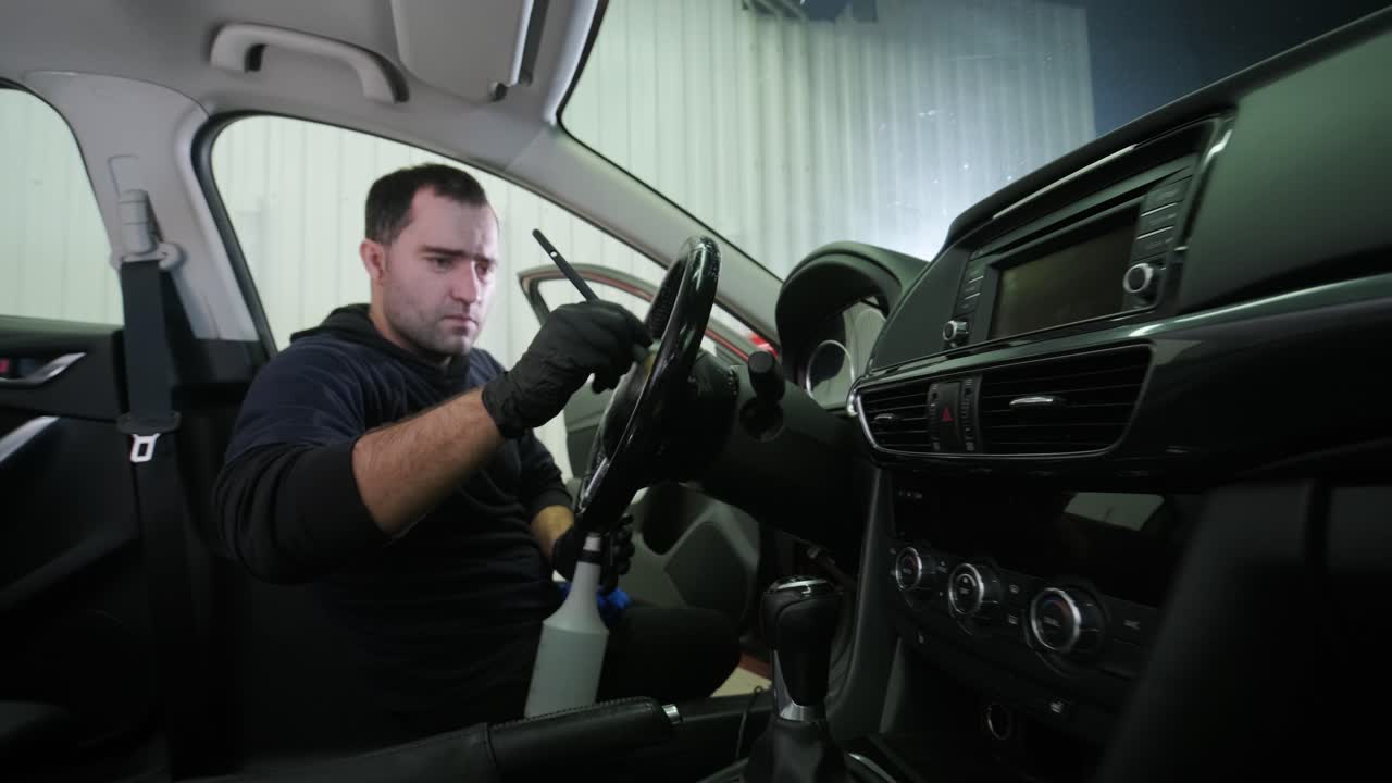 전문적인 자동차 청소. 샤워. 인테리어 세부 사항. 자동차 인테리어를 건조 청소 및 세부 사항; 깊은 좌석 청소; 자동차 세탁에서 거품을 는; 먼지에서 자동차 패널을 청소하는; 진공청소기