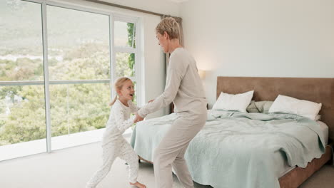 Familia,-Baile-Y-Diversión-En-El-Dormitorio-Con-La-Abuela