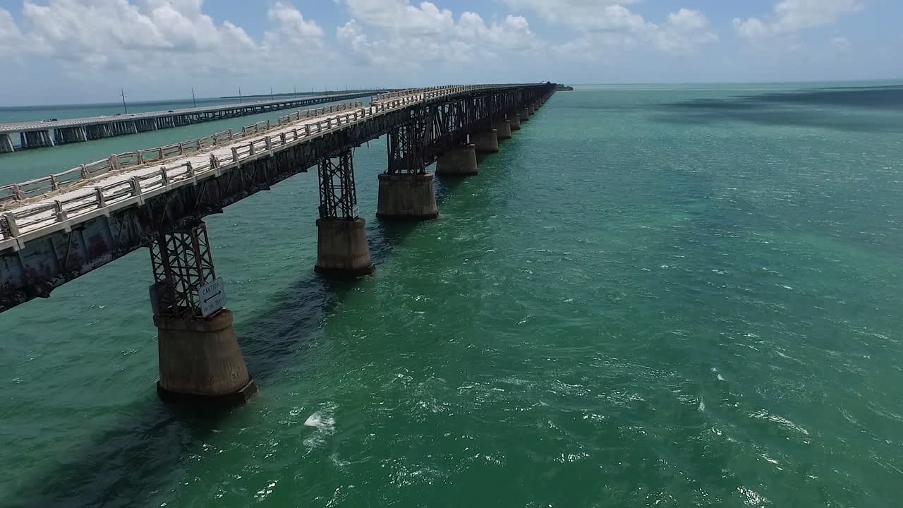 플로리다 키에 있는 오래된 바이아 혼다 다리의 좋은 공중 촬영 1