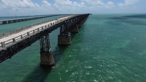 buena toma aerea del viejo puente bahia honda en los cayos de florida 1