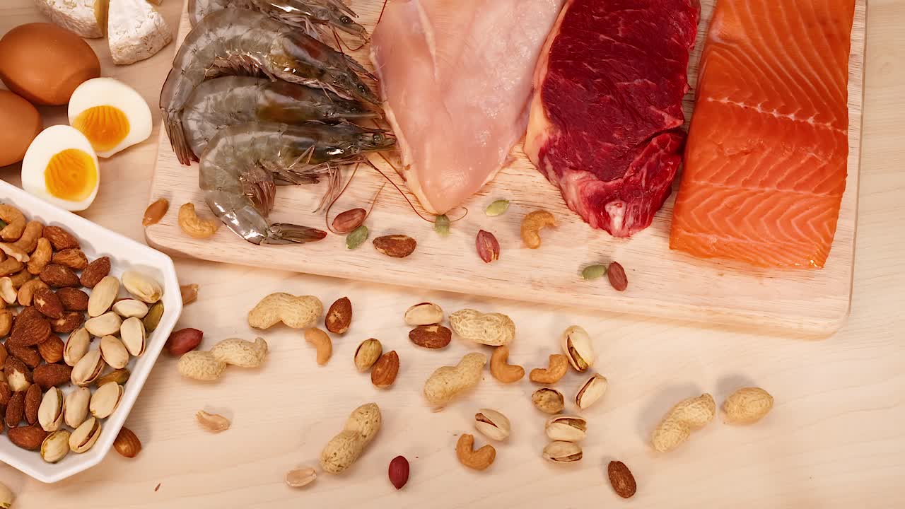 variedad de carnes, nueces y productos lácteos