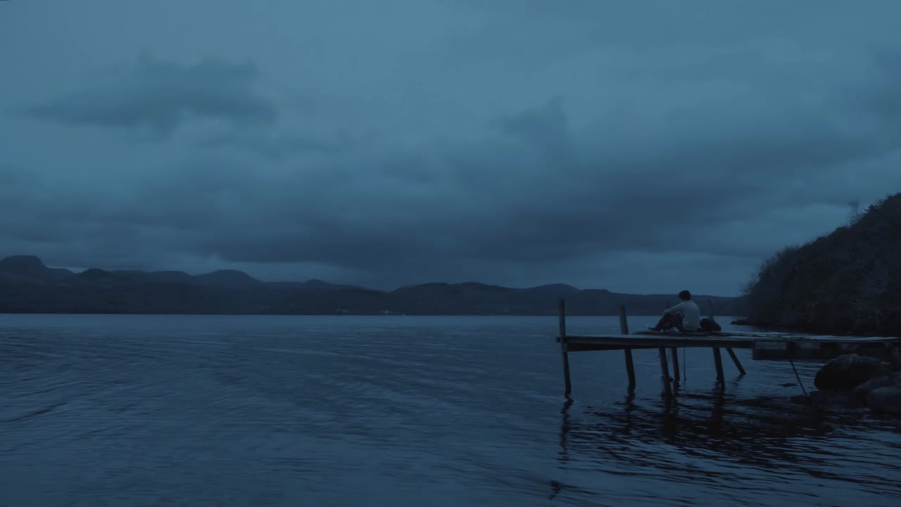 정적인 장면에서 자연 속에서 경치를 즐기고 있는 경치 좋은 저속 청년