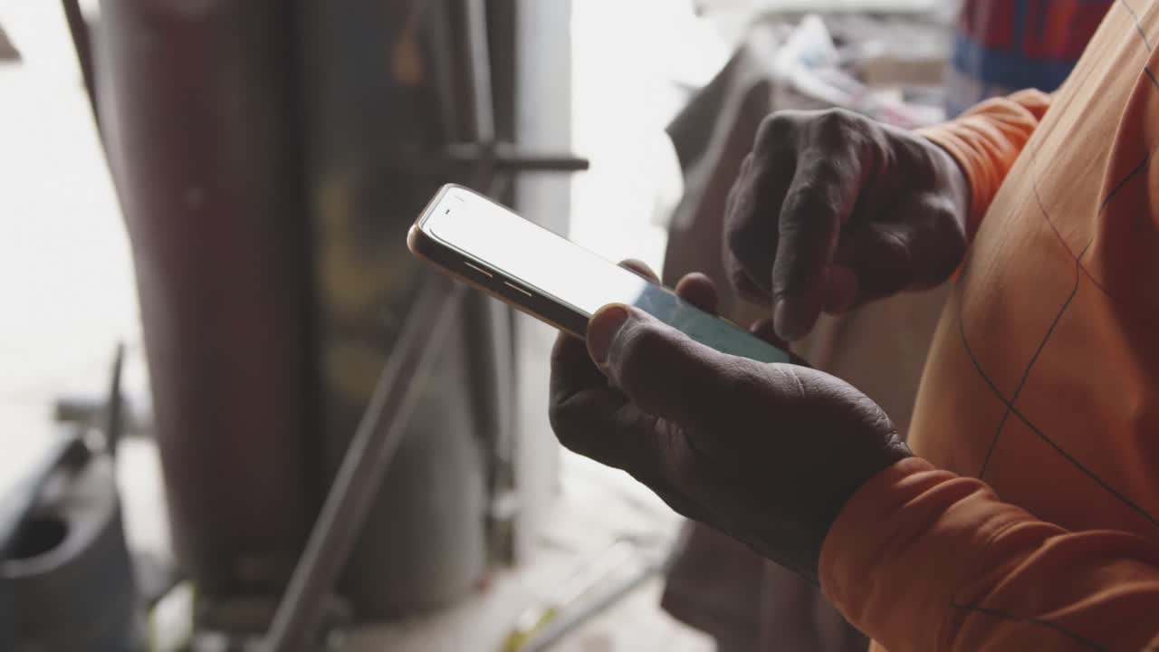 아프리카 남자가 작업 중 터치 패드를 보고 있습니다.